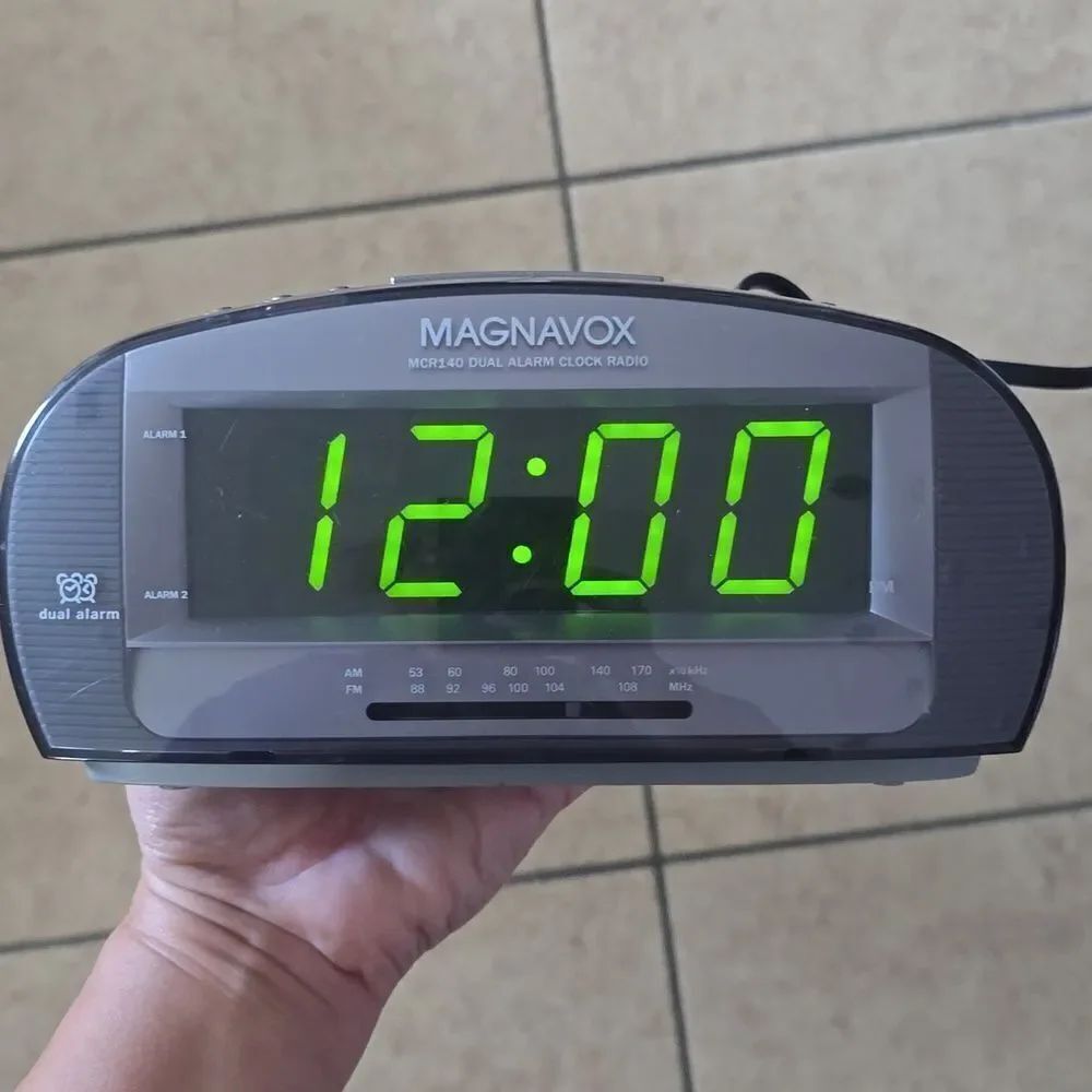 Magnavox Electric Dual Alarm Clock Radio – Classic Bedside Alarm ⏰